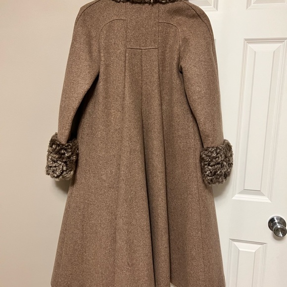 Vintage wool coat with curly wool collar and cuffs. Fits sm-med. - Picture 6 of 7